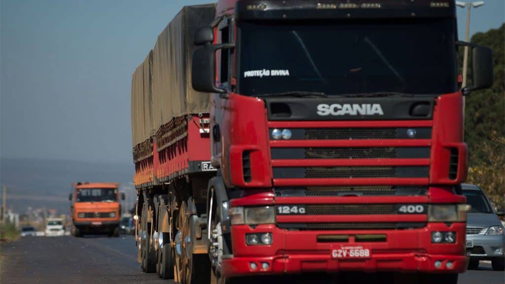 Caminhões em rodovia