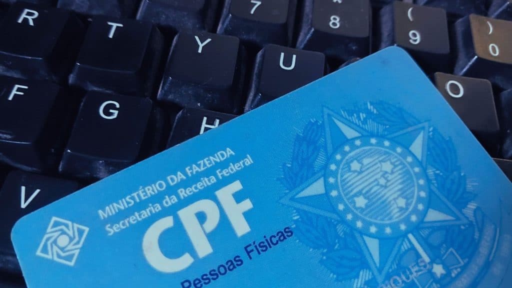 Conhece o golpe do CPF irregular? Veja como se proteger Desde o início de 2025, golpistas estão enviando e-mails falsos com alertas sobre supostas pendências no CPF da vítima. Na mensagem eletrônica, eles alegam que, se a situação não for resolvida de imediato, o CPF será suspenso. Imagem ilustrando o uso do cpf
