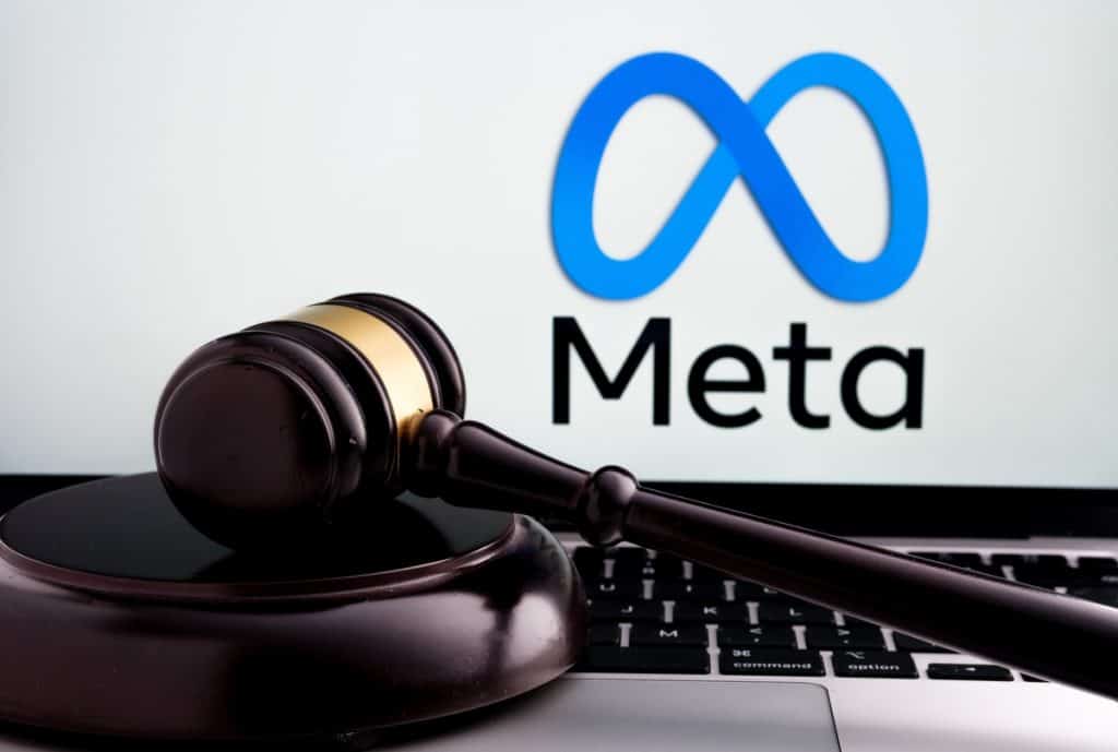 Martelo de tribunal colocado em laptop com o logotipo da Meta na tela.