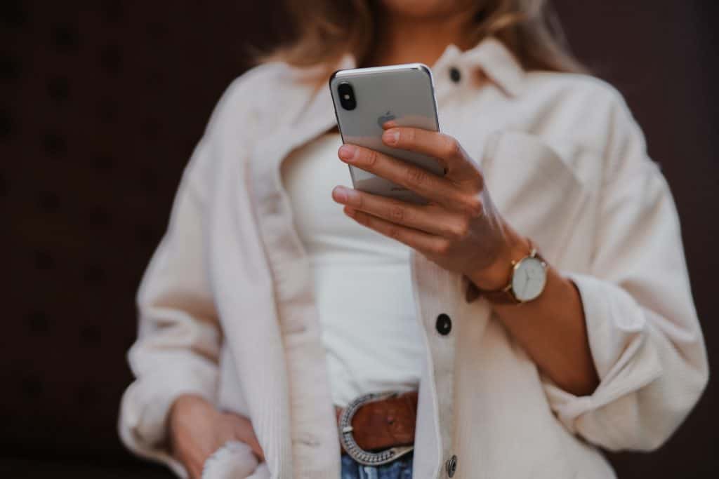mulher com celular na mão