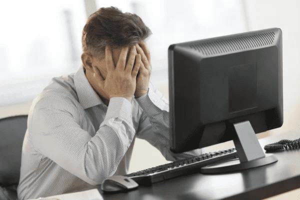 pessoa estressada com computador