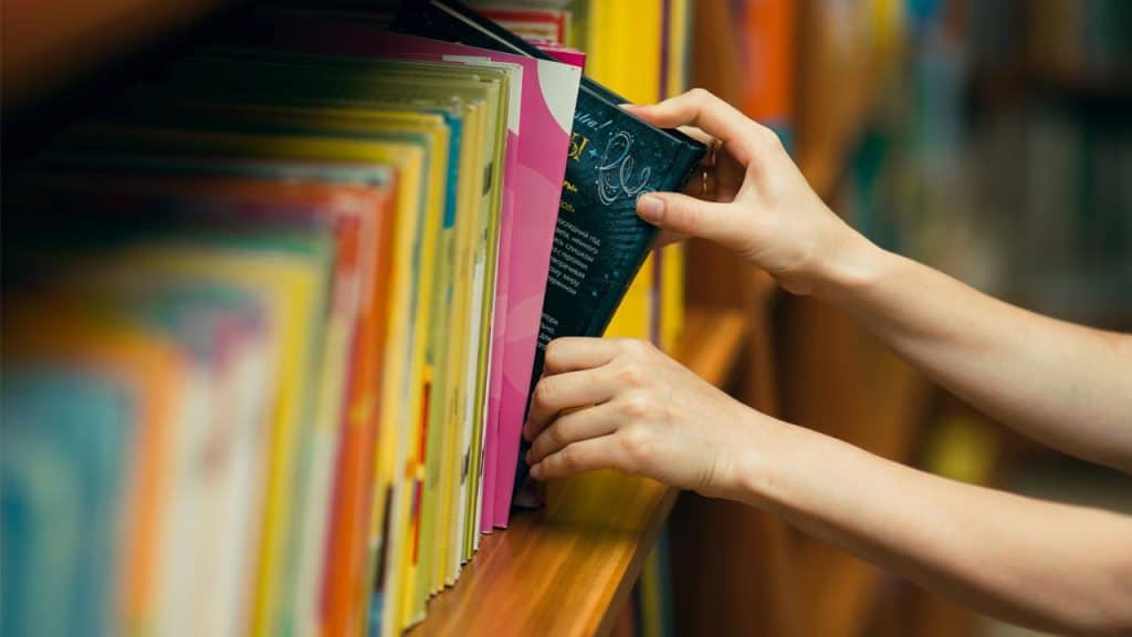 pessoa pegando livro