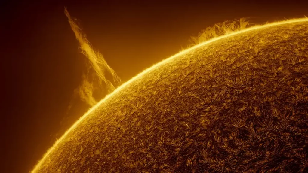 O que são tornados solares e como se formam? O Sol é a principal fonte de vida e energia da Terra, mas também abriga fenômenos extremos que ainda desafiam a ciência. Entre eles estão os chamados tornados solares, enormes estruturas de plasma em rotação que se formam na atmosfera solar e ajudam a compreender melhor o comportamento do astro. Tornado Solar em 20 de abril de 2023
