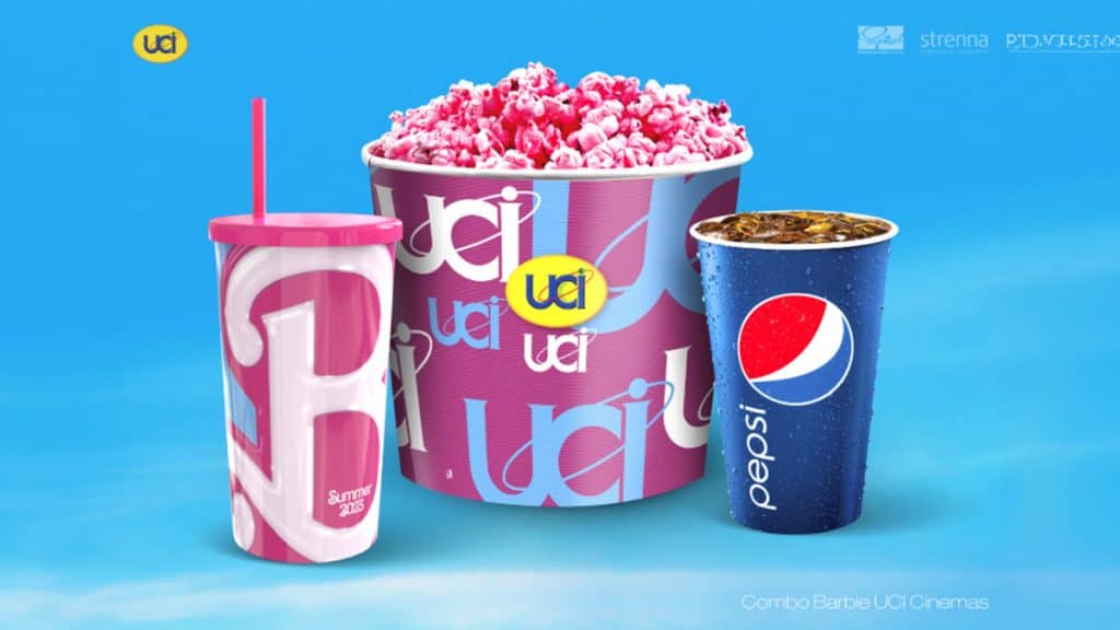 Imagem mostra combo de pipoca rosa e copo de refrigerante