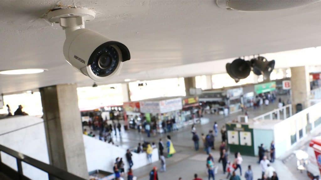 Câmeras de segurança com reconhecimento facial em local público