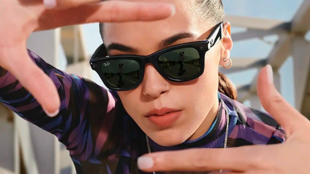 Mulher usando óculos Ray-Ban da Meta