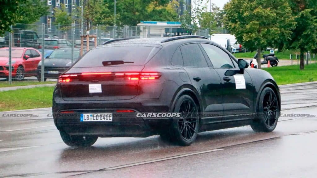 Porsche Macan EV andando na rua com alguns disfarces