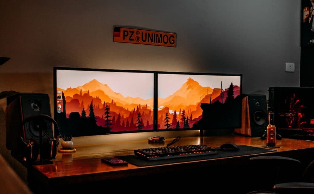 Setup duplo via Amr Taha/Unsplash