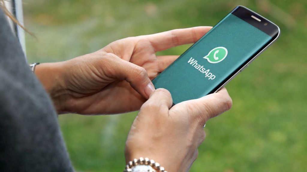 Pessoa abrindo o WhatsApp num celular Android