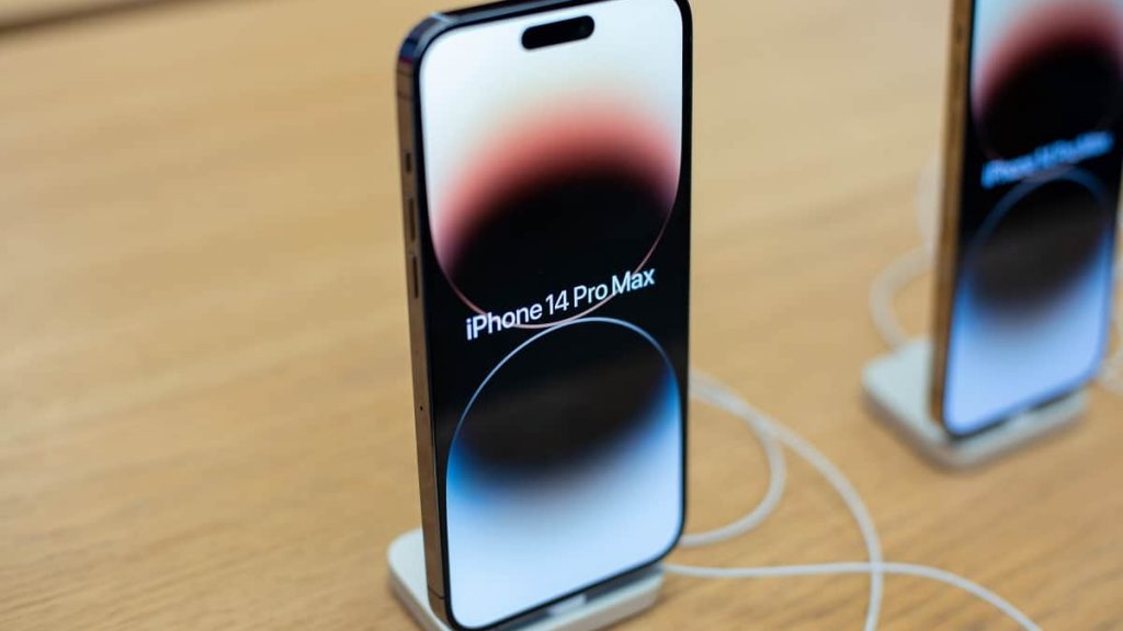 iPhone 14 Pro Max em loja