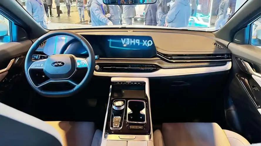 Interior do JAC QX PHEV.