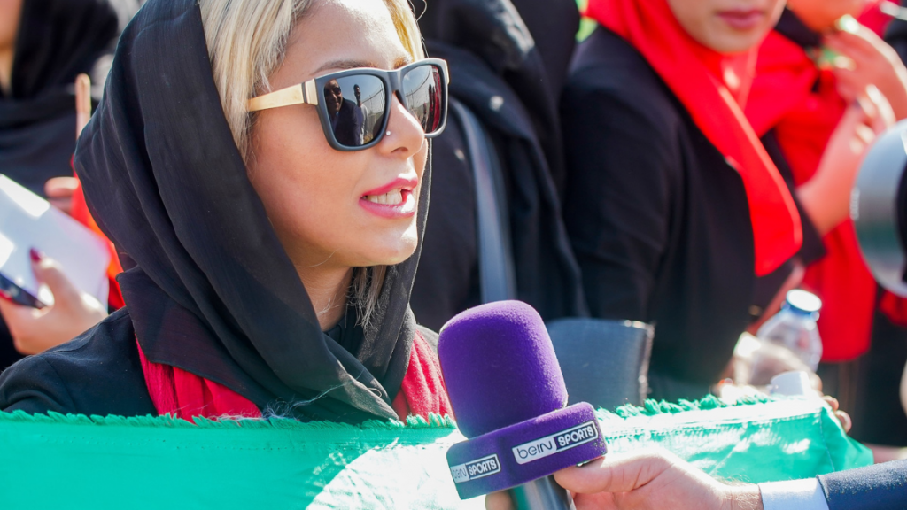 mulher sendo entrevistada por repórter