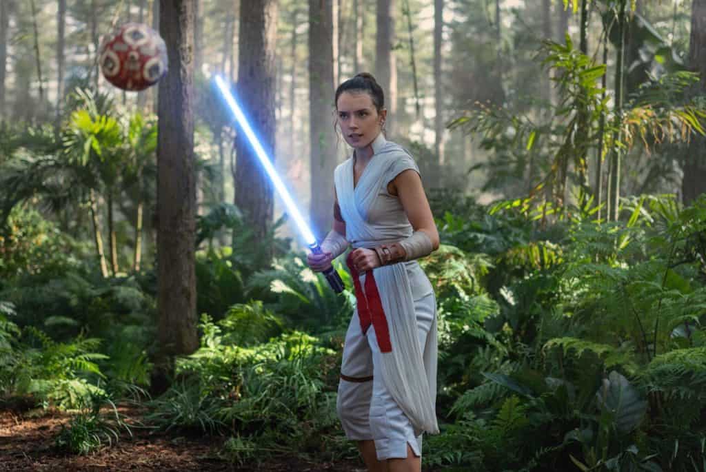 Rey Skywalker com um sabre de luz
