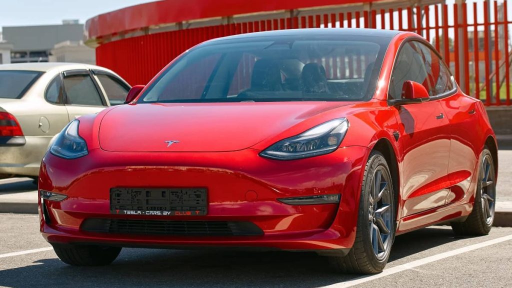 Tesla Model 3 estacionado em dia ensolarado