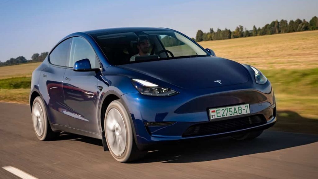 Tesla Model Y na rodovia