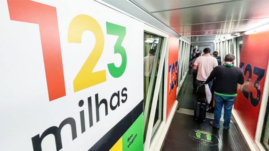 Banner da 123 Milhas em corredor