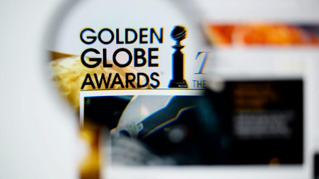 Lupa sobre logotipo do Globo de Ouro numa tela de computador
