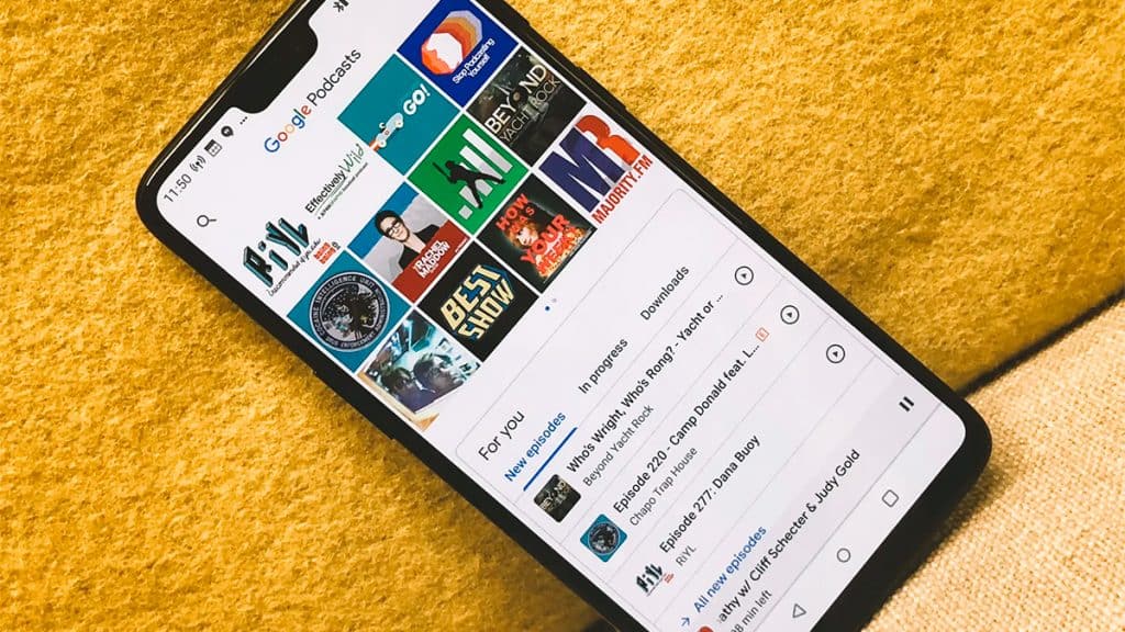 Celular com Google Podcasts aberto