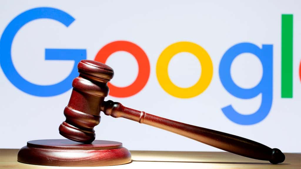 Martelo de tribunal de justiça em frente letreiro do Google