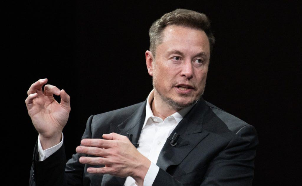 Elon Musk pede boicote à Netflix por conteúdo transgênero Elon Musk chamou pais a boicotarem a Netflix, acusando a plataforma de promover uma “agenda transgênero woke” para crianças. Em um meme compartilhado no X em 1º de outubro, a Netflix foi comparada a um Cavalo de Troia levando conteúdo considerado impróprio para os filhos. Elon Musk