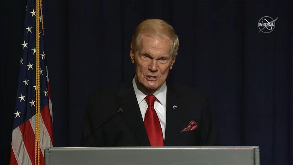 O diretor da NASA, Bill Nelson, durante entrevista coletiva concedida pela agência para apresentar o primeiro relatório da investigação sobre os avistamentos de OVNIs por parte de militares e ex-funcionários do governo dos EUA. (Crédito: NASA)
