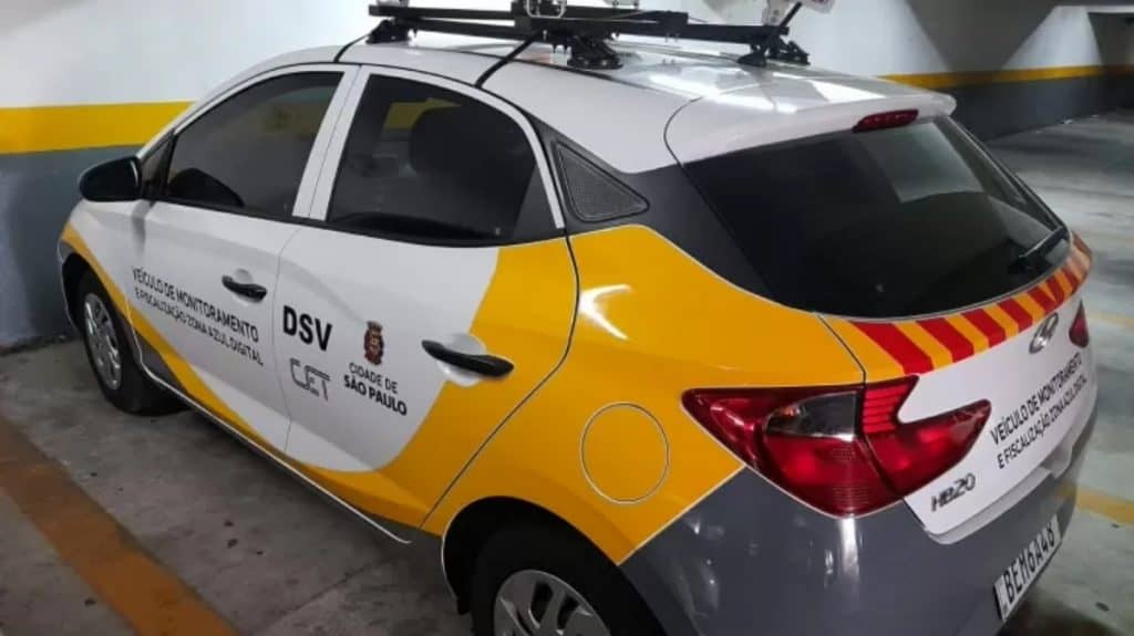 Carro que “dedura” infração de trânsito circula em São Paulo