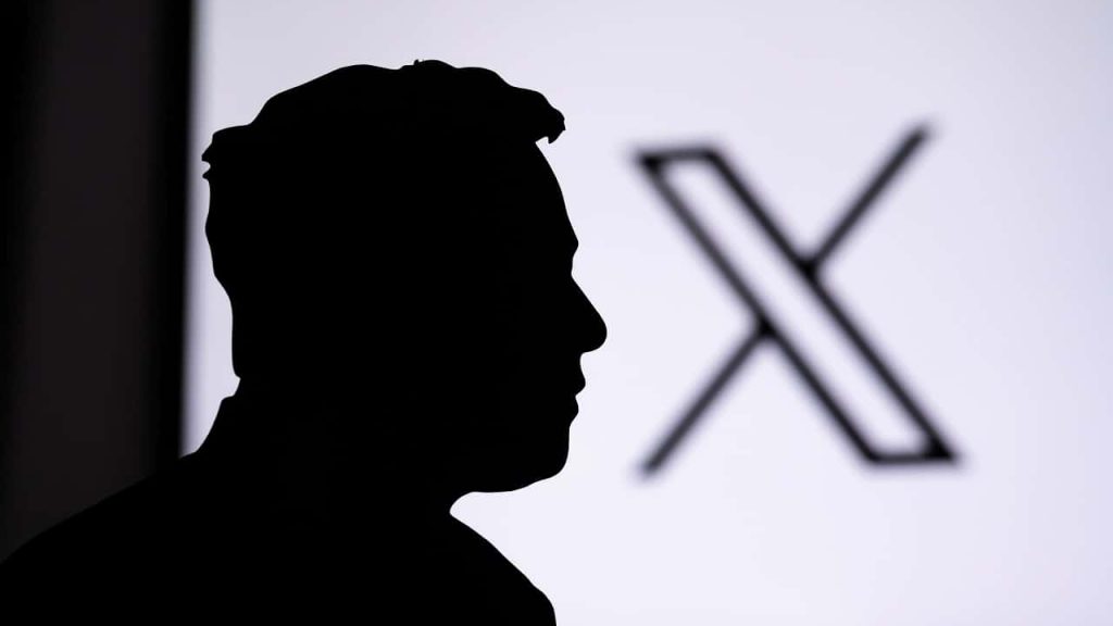 Silhueta de Elon Musk com logotipo do X, antigo Twitter, ao fundo