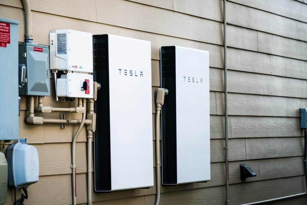 Tesla Powerwall instalado na parede de uma casa