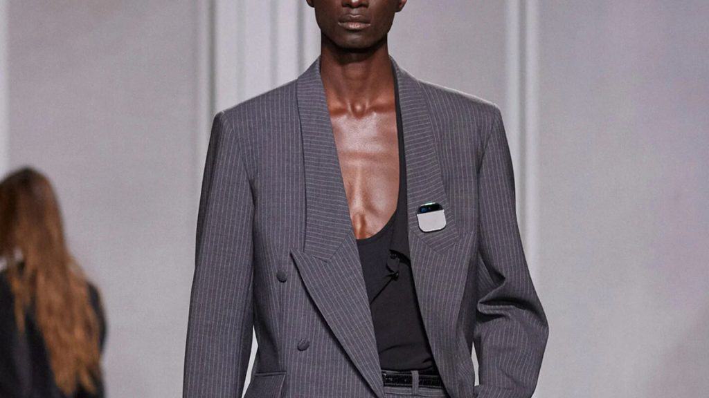 Modelo desfilando com AI Pin fixado na sua roupa