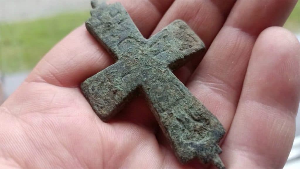 Relicário em formato de cruz encontrado na Polônia