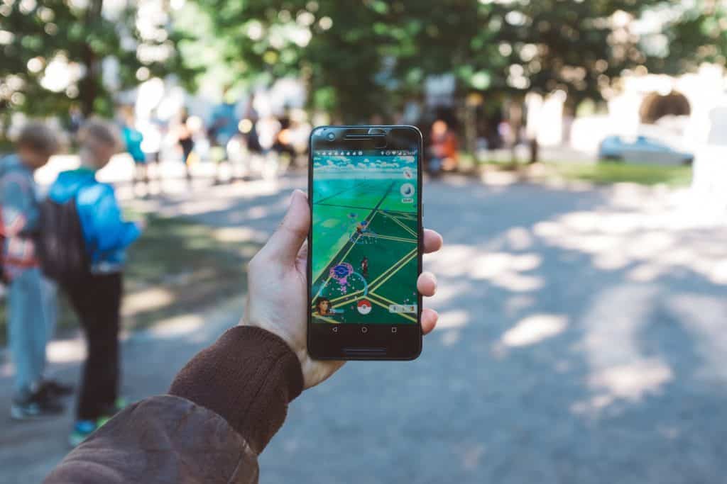 Uso de GPS em celulares para jogos como Pokémon Go. Via David Grandmougin/Unsplash
