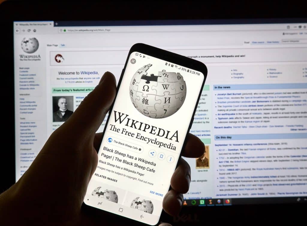 Wikipédia adota novas medidas para combater uso de IA Edições suspeitas e até mesmo artigos totalmente novos que apresentam erros, citações inventadas e outras características do uso da inteligência artificial se tornaram um problema na Wikipédia. Por conta disso, o site tem buscado soluções para não perder sua credibilidade. Wikipédia