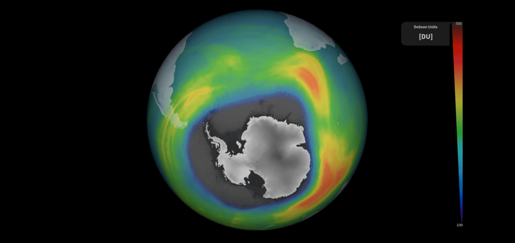 Camada de ozônio pode se recuperar totalmente em breve; veja a projeção Você com certeza já ouviu falar da camada de ozônio. Esta uma região da estratosfera, localizada a cerca de 20 a 35 km de altitude, que atua como um filtro, protegendo a Terra da radiação ultravioleta emitida pelo Sol. O buraco na camada de ozônio está três vezes maior que o Brasil