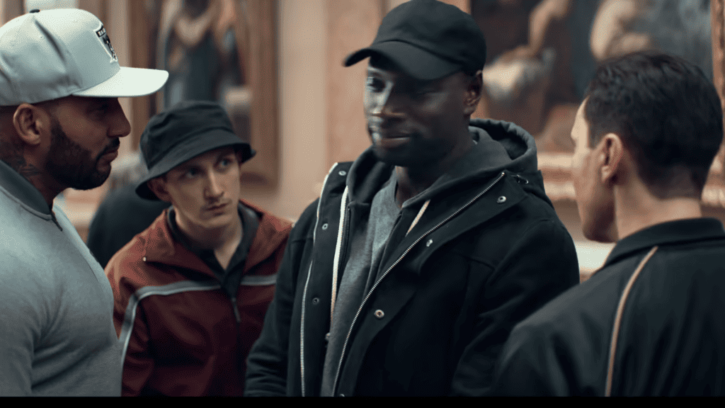 10 séries da Netflix para assistir ainda nestas férias Nem toda série combina com férias. Algumas exigem atenção total, outras são longas demais e acabam virando compromisso. Para aproveitar o tempo livre sem pressão, o ideal é apostar em histórias envolventes, com ritmo fluido, boas avaliações e que funcionem tanto para maratonar quanto para assistir aos poucos. 10 séries da Netflix para assistir ainda nestas férias