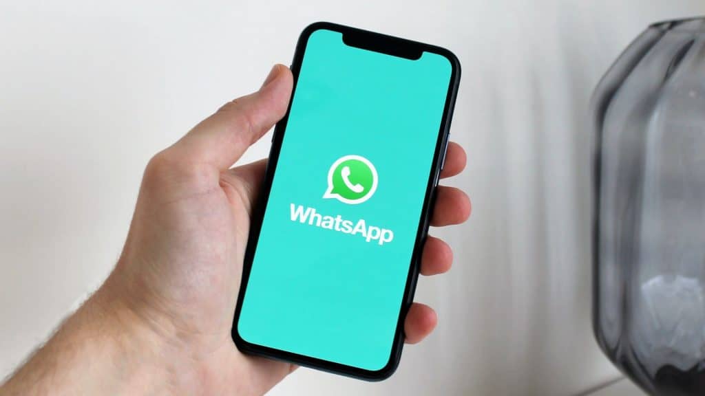 Imagem mostrando o logo do WhatsApp em uma tela de celular