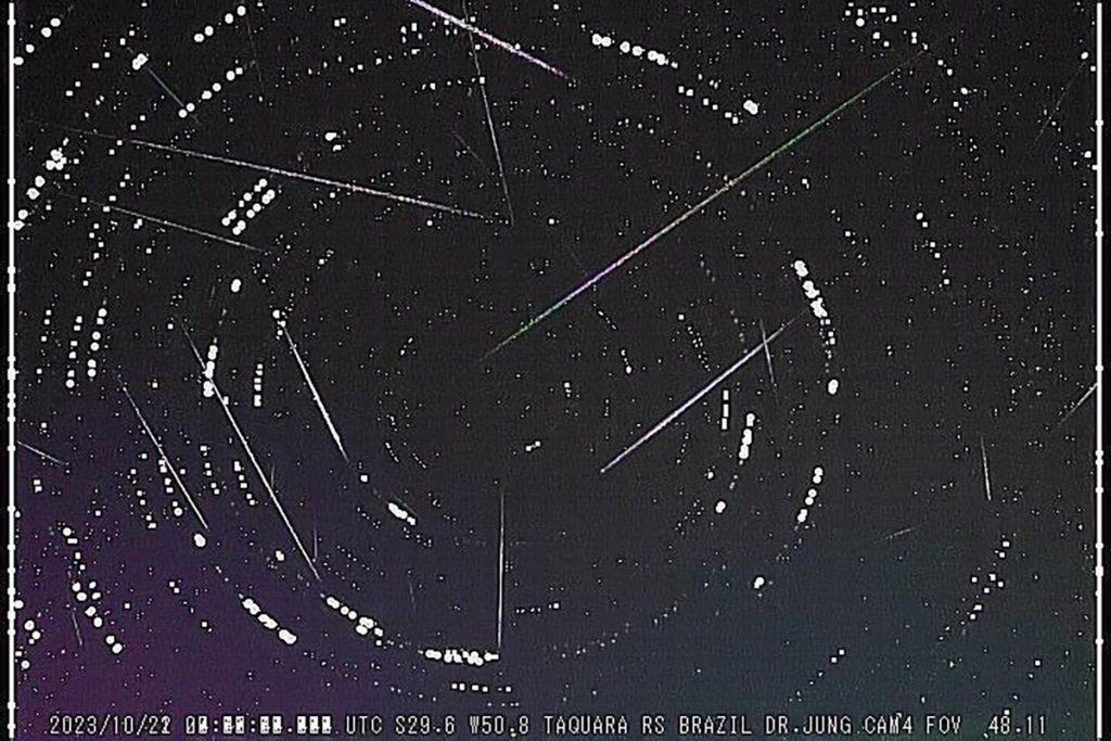 Chuva de meteoros Oriônidas está no auge – saiba como observar Apaixonados por observação astronômica têm excelentes motivos para olhar para o céu esta semana. Dependendo da localidade, será possível ver dois cometas no mesmo dia, além de muitas “estrelas cadentes” – ou melhor: os rastros luminosos de uma chuva de meteoros (talvez, até duas). E tudo isso, graças à ajuda da Lua. Chuva de meteoros Oriônidas está no auge – saiba como observar