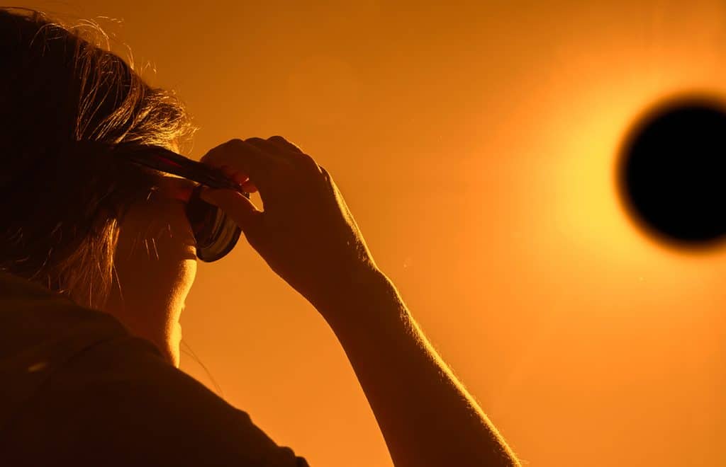 O que é um eclipse solar parcial? Os eclipses solares são fenômenos astronômicos naturais que acontecem no momento em que a Lua passa entre o Sol e a Terra, criando uma sombra no planeta. O evento pode ocasionar o bloqueio total ou parcial da luz solar em algumas regiões do mundo. O que é um eclipse solar parcial?