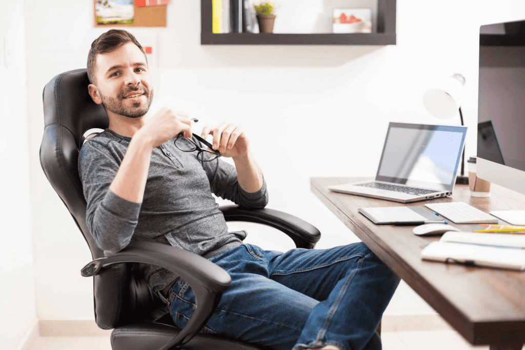 homem sentado numa cadeira de escritório