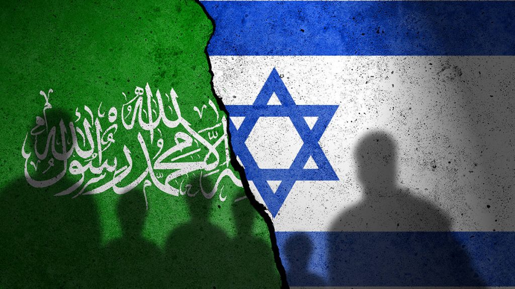Ilustração de bandeiras do grupo terrorista Hamas e de Israel com silhuetas de pessoas na frente