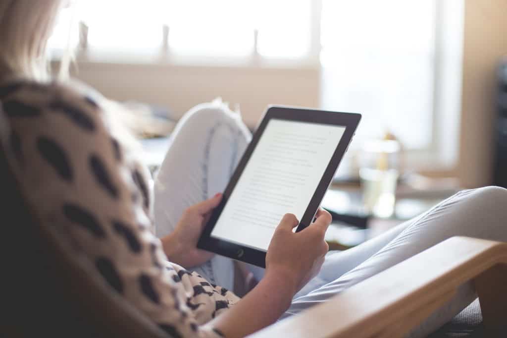 Pessoa com um leitor de ebook