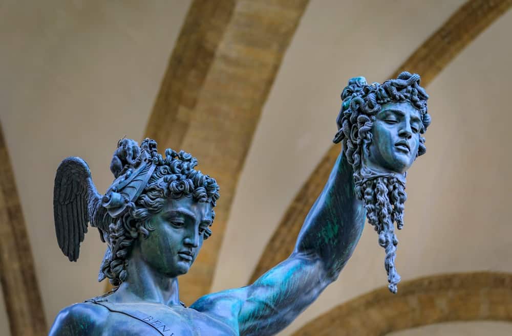 Estátua de Perseu segurando a cabeça da Medusa