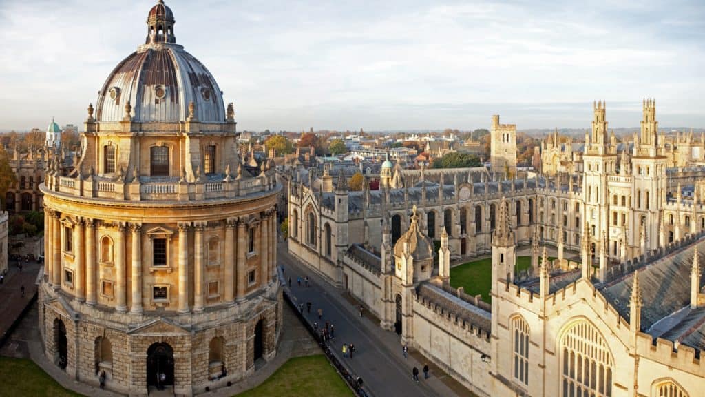 Oxford libera ChatGPT Edu para todos os alunos e professores A Universidade de Oxford anunciou que passará a disponibilizar o ChatGPT Edu, versão educacional do modelo da OpenAI, para todos os seus estudantes, acadêmicos e funcionários. Universidade de Oxford, Oxford, Reino Unido