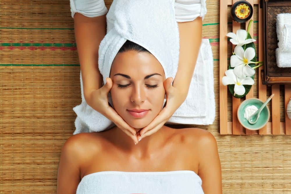 Mulher fazendo massagem em um Spa