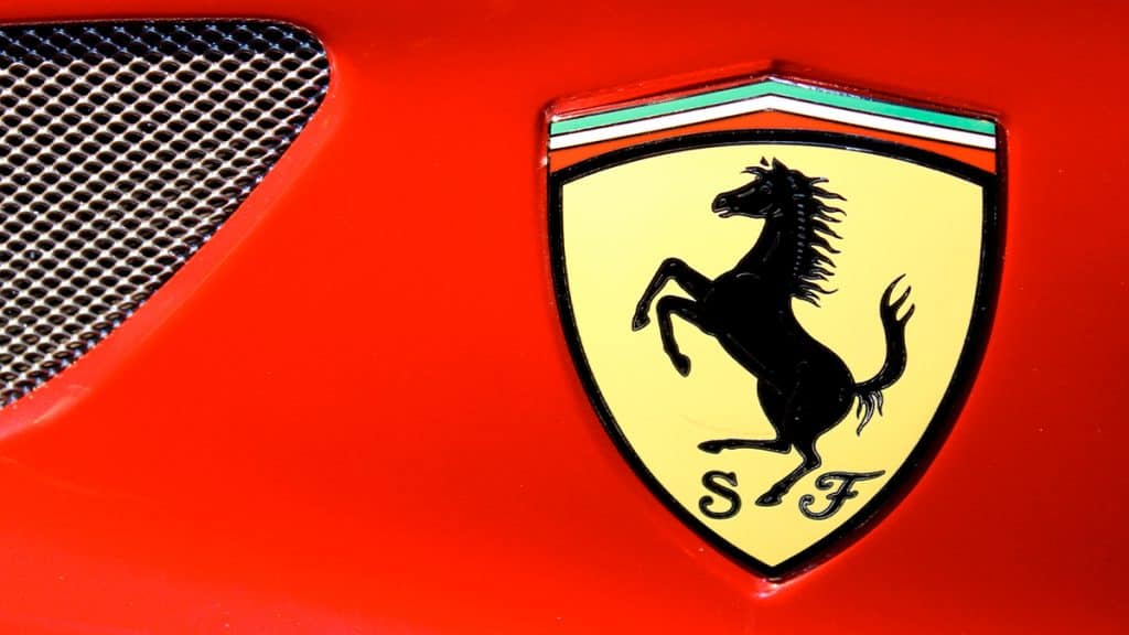 Logo da Ferrari em carro da marca