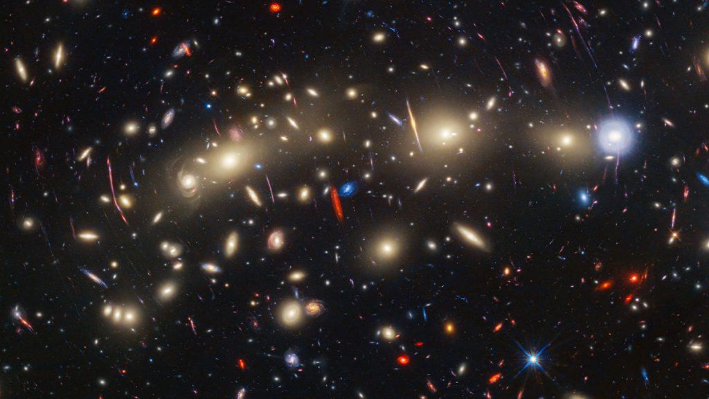 Emulador promete desvendar a ‘teia cósmica’ do Universo em minutos Decifrar o Universo pode ficar mais rápido do que nunca. Um grupo internacional de cientistas desenvolveu o Effort.jl, emulador capaz de acelerar drasticamente a análise da chamada “teia cósmica” – a imensa rede de galáxias, aglomerados e vazios que compõem a estrutura do cosmos. Imagem de estrelas e galáxias no Universo capturada pelos telescópios Hubble e James Webb