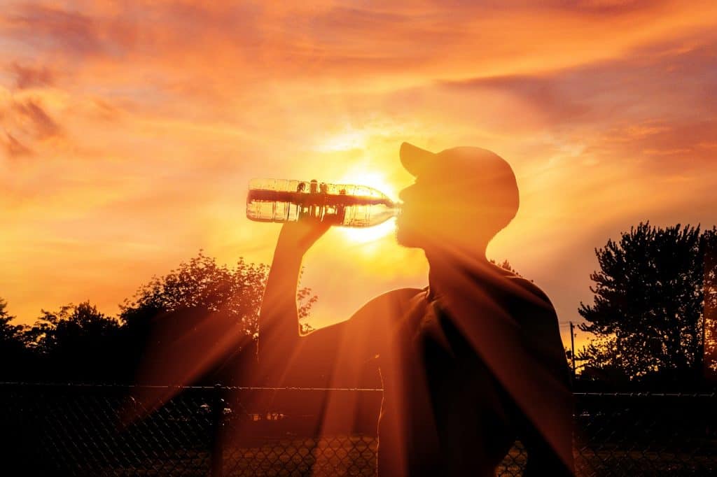 Qual o limite de calor que o corpo humano consegue suportar? Com o avanço das mudanças climáticas, ondas de calor extremo estão se tornando mais comuns e perigosas. Pesquisadores estimam que o limite de sobrevivência humana ocorre em uma temperatura de bulbo úmido de 35 °C — índice que combina calor e umidade. calor