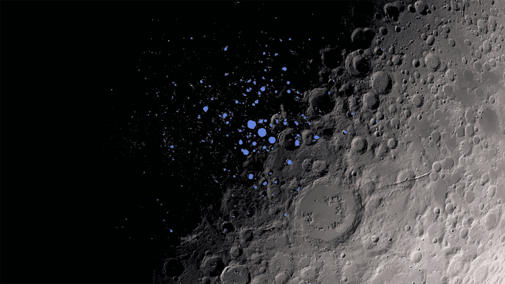 Algumas crateras escuras na Lua, indicadas aqui em azul, nunca recebem luz. Os cientistas acreditam que algumas dessas regiões permanentemente sombreadas podem conter gelo de água.