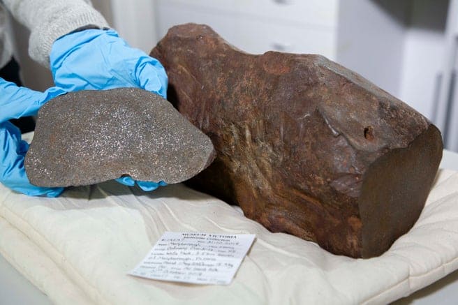 O meteorito foi cortado apenas com uma serra de diamante