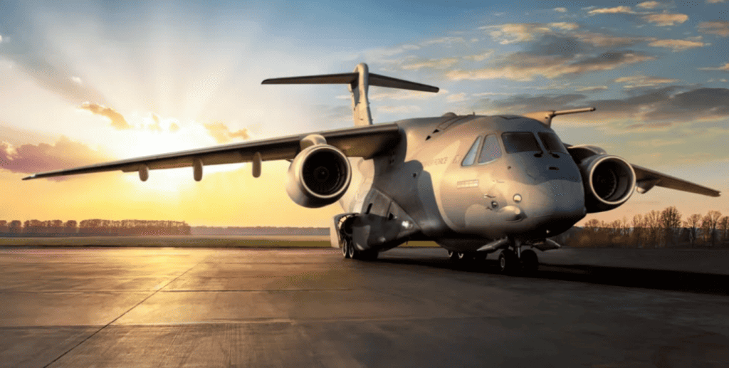 Embraer revela novo visual do KC-390 Millennium O KC-390 Millennium é uma aeronave militar que pode atuar em operações de busca e salvamento, combate a incêndios, entre outras missões. O avião é desenvolvido pela brasileira Embraer, que revelou nesta sexta-feira (19) a nova identidade visual do modelo. Embraer revela novo visual do KC-390 Millennium