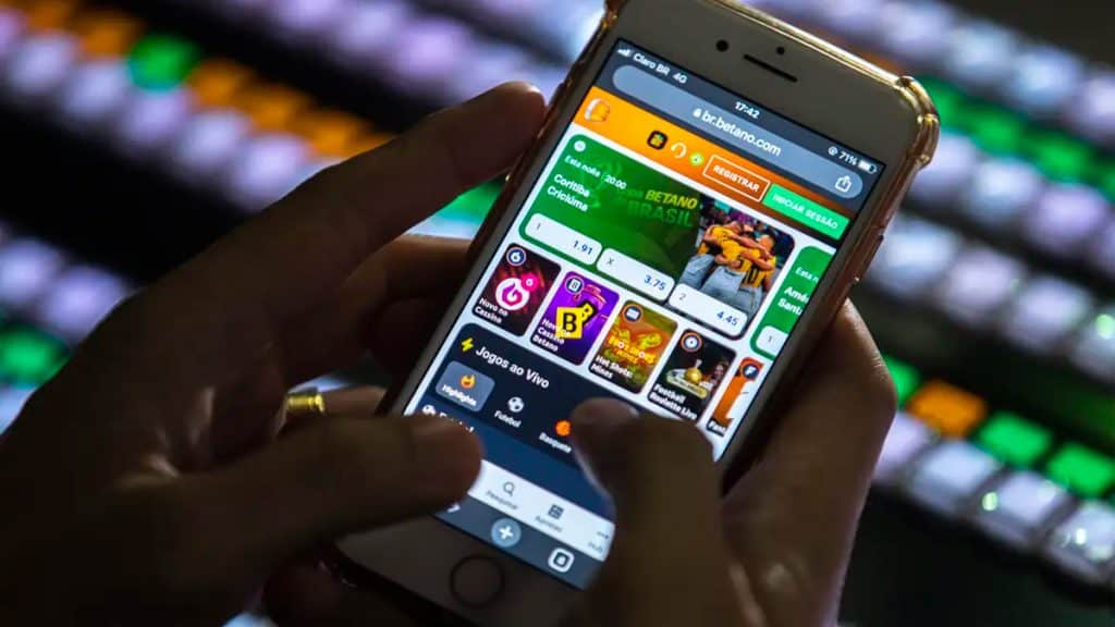 Pessoa com site de apostas online aberto num celular